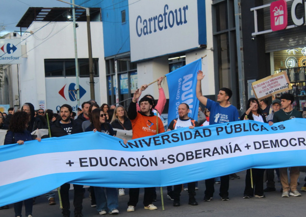 Olavarría marchó nuevamente en defensa de la universidad y la educación pública