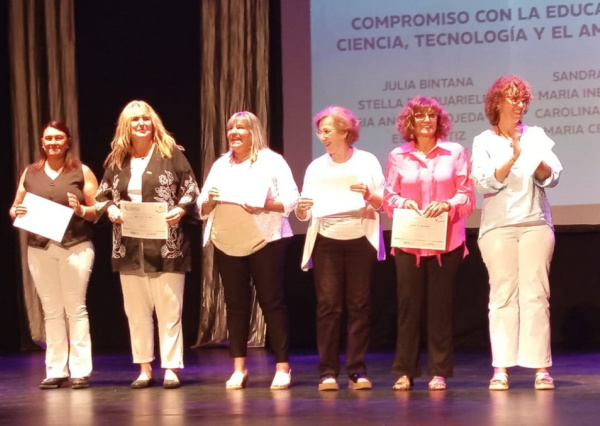 #8M: María Inés Berrino fue reconocida por su compromiso con la educación, la ciencia y el bienestar estudiantil